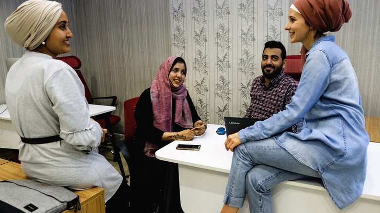 Regisseurin Sabrina Proske (rechts) und Übersetzerin Salwa Almujahed (links) sprechen mit einem geretteten Ehepaar über die nächste Szene.