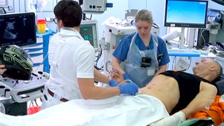 Rudolf beim Ultraschall, er ist mit seinem Motorrad gegen einen PKW gefahren und wird in der Klinik untersucht.