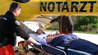 Prof. Dr. Matthias Münzberg und sein Heli-Team bringen Patient Philip in die Klinik. Er hat eine große Schnittverletzung am Arm.