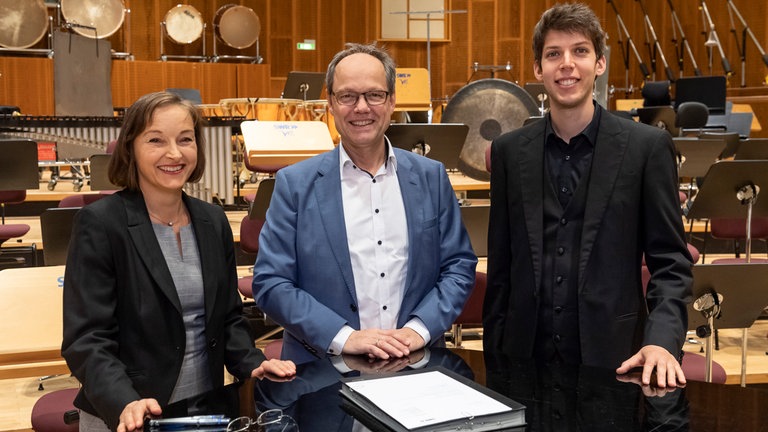 Mit Beginn der Spielzeit 202021 wird Yuval Weinberg Chefdirigent des SWR Vokalensembles. Heute unterzeichneten SWR Intendant Kai Gniffke und Yuval Weinberg in Anwesenheit von Chormanagerin Cornelia Bend den Vertrag © SWRAlexander Kluge