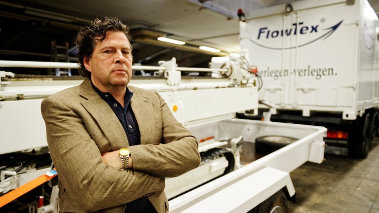 Manfred Brenner (Hans-Jochen Wagner) ist entschlossen mit seiner Firma FlowTex und den Horizontalbohrmaschinen zu reüssieren. © SWRBenoît Linder