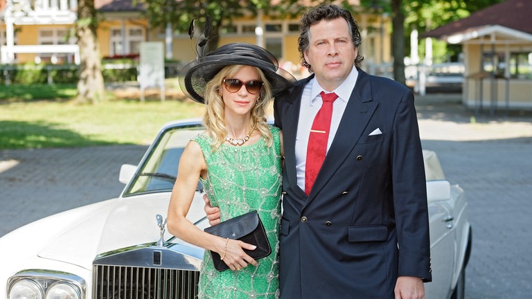 Manfred (Hans-Jochen Wagner) mit seiner Frau Irene (Nina Gnädig), auf die er sehr stolz ist und die er aus allen geschäftlichen Querelen heraushält. © SWRBenoît Linder
