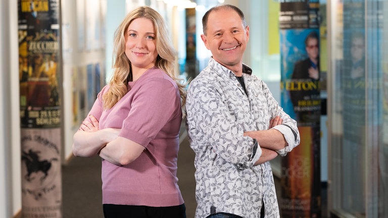 Moderator:innen-Duo Doro Büttner und Patrick Neelmeier. 