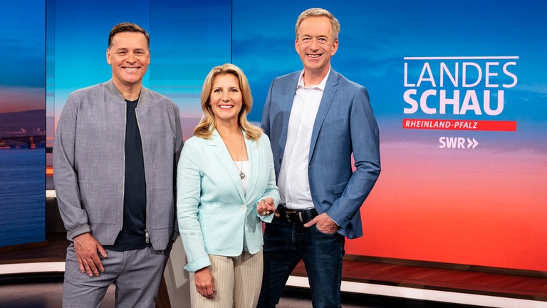 Landesschau Rheinland-Pfalz wird moderiert von (v.l.n.r.): Holger Wienpahl, Patricia Küll, Martin Seidler. Im Hintergrund die Mainstage. © SWRPatricia Neligan