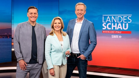 Landesschau Rheinland-Pfalz wird moderiert von (v.l.n.r.): Holger Wienpahl, Patricia Küll, Martin Seidler. Im Hintergrund die Mainstage. © SWRPatricia Neligan