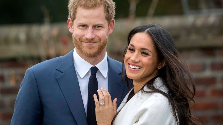 Prinz Harry und Meghan Markle geben ihre Verlobung offiziell im Sunken Garden im Kensington Palace im Zentrum von London bekannt.