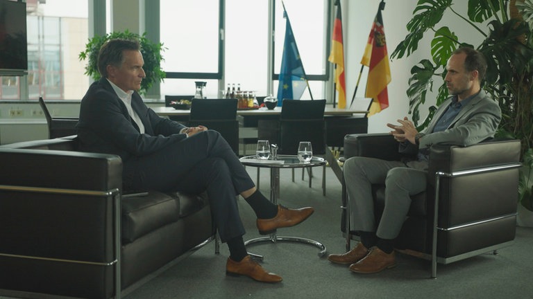 Sascha Becker im Gespräch mit dem rheinland-pfälzischen Gesundheitsminister Clemens Hoch (SPD).
