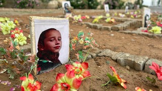 Durch einen Drohnenangriff ausgelöscht: die Gräber von Narins sieben Geschwistern und ihren Eltern