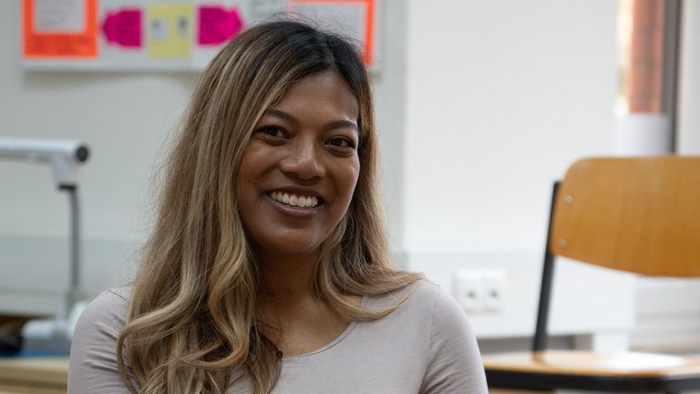 Daniela in einem Klassenzimmer. Sie holt mit 31 Jahren als 2-fache Mutter in Abitur nach. 