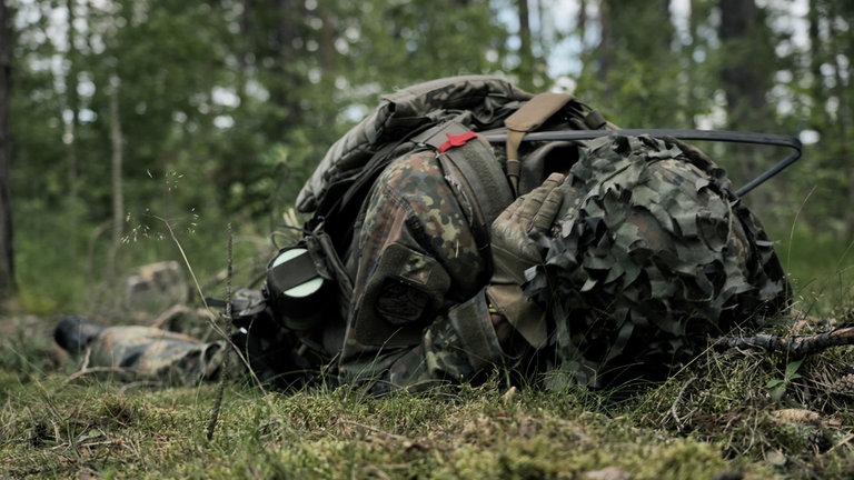 Reporter Frank Seibert begleitete ein intensives Training auf dem größten NATO-Truppenübungsplatz Europas. Für ARD Wissen beleuchtet er die stillen Folgen des Krieges: Traumata bei Einsatzkräften