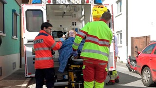 Stella wird mit dem Notarztwagen in die Unfallklinik gebracht
