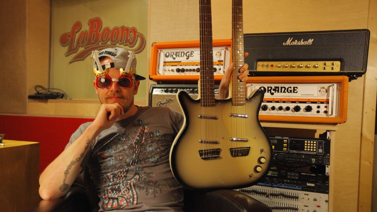Jan Delay mit Gitarre im La Boom-Studio