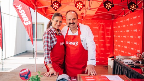 Sally Özcan und Johann Lafer bei "Das große SWR3 Grillen" 2025