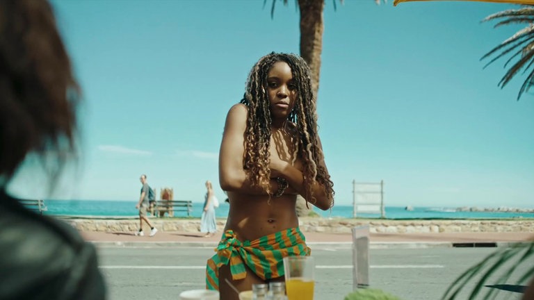 Nina (Amara Okereke) ist nackt und ausgeraubt am Strand von Kapstadt aufgewacht