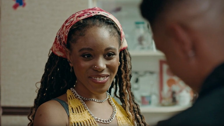 Nina (Amara Okereke) flirtet