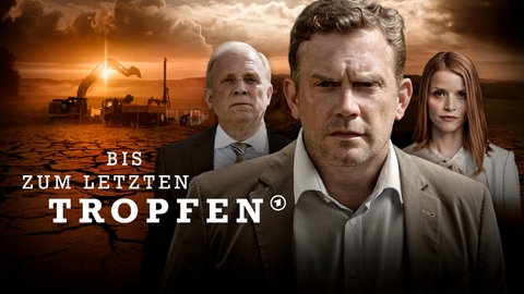 Die Hauptdarsteller des investigativen Fernsehfilms "Bis zum letzten Tropfen" sind Sebastian Bezzel als Bürgermeister, Ulrich Tukur als Manager eines Getränkekonzerns und Karoline Herfurth als Vertreterin des Umweltministeriums. In der Bildmontage mit Filmtitel schauen alle drei eher skeptisch drein, im Hintergrund eine große, bedrohlich wirkende Wasserförderanlage, der Boden davor zeigt Risse von der Trockenheit.