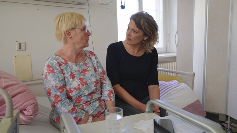 Lena Ganschow (re.) im Gespräch mit einer Hautkrebs-Patientin.
