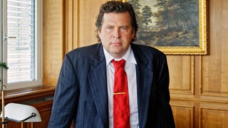 Manfred Brenner (Hans-Jochen Wagner) in seinem Büro in Ettlingen. © SWRBenoît Linder
