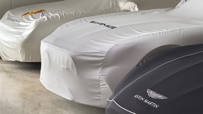 Abgedeckte Luxusautos in einer VIP-Garage bei Bamberg.