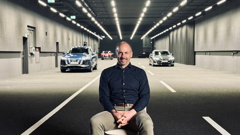 Lichtdesigner Dr. Michael Kruppa im unterirdischen Lichttunnel bei Audi in Ingolstadt.