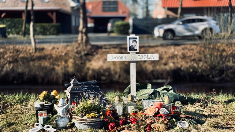 Ein Unfallkreuz am Straßenrand