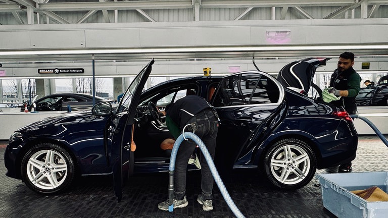 Autopflege bei "Mr. Wash" in Stuttgart.