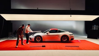 Im Studio von Fotograf René Staud wird ein aktuelles Porsche-Modell für ein neues Fotobuch ausgeleuchtet.