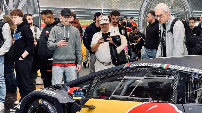 Besucher der Essen Motor Show.