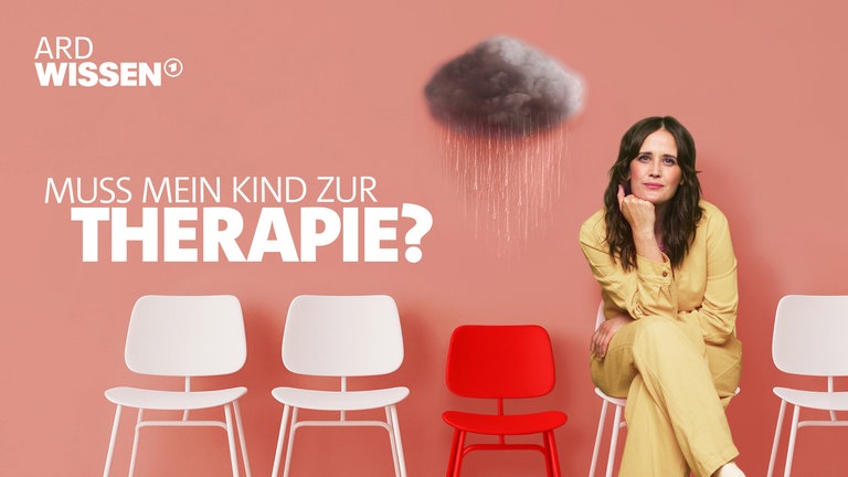 Autorin und Podcasterin Julia Knörnschild sitzt vor rotem Hintegrund. Neben ihr eine Regenwolke.