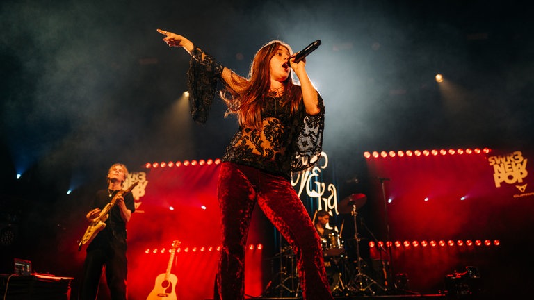 Vella begeisterte mit ihrer tollen Stimme die Zuschauer bei ihrem „SWR3 New Pop Festival“-Konzert im Theater in Baden-Baden.