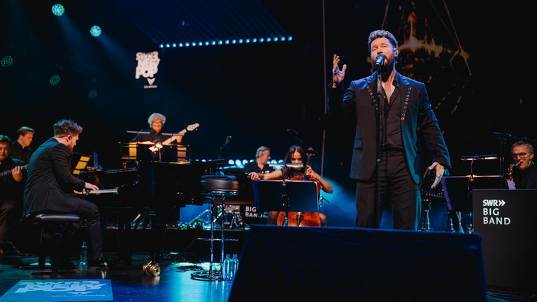 Zusammen mit der SWR Big Band begeisterte Calum Scott das Publikum beim Abschlusskonzert des diesjährigen „SWR3 New Pop Festivals“ im Festspielhaus in Baden-Baden