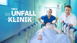 Keyvisual zur Staffel 2 "Die Unfallklinik". Arzt und Krankenschwester schieben eine Patientin im Krankenbett durch einen Klinikflur. 
