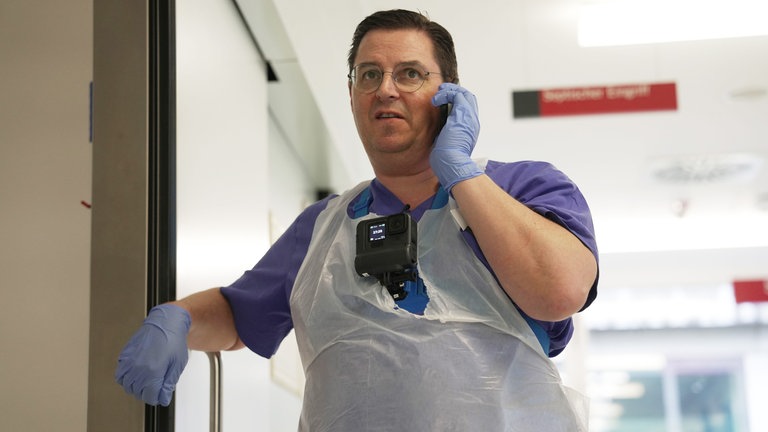 Dr. Johannes Horter, der leitende Arzt der ZNA in der BG Klinik Ludwigshafen, am Telefon.