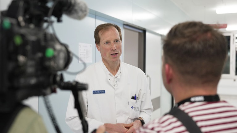 Leitender Oberarzt Prof. Dr. Sven Vetter mit Kamerateam