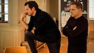 Sebastian Bootz (Felix Klare) und Thorsten Lannert (Richy Müller) rätseln über den Tod der jungen Nelly