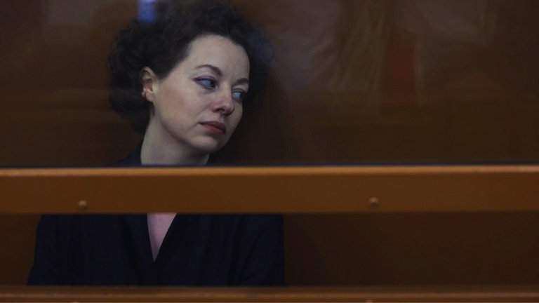 Die Theaterregisseurin Evgenia Berkovich wurde 2024 von einem Moskauer Militärgericht für ein Theaterstück zu sechs Jahren Haft in einem Straflager verurteilt.