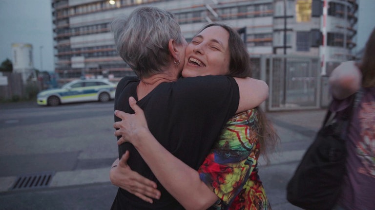Die Künstlerin und Aktivistin Alexandra „Sascha“ Skotschilenko , die wegen Protests gegen den Ukrainekrieg zu sieben Straflager verurteilt wurde, kommt bei einem Gefangenenaustausch im August 2024 frei.
