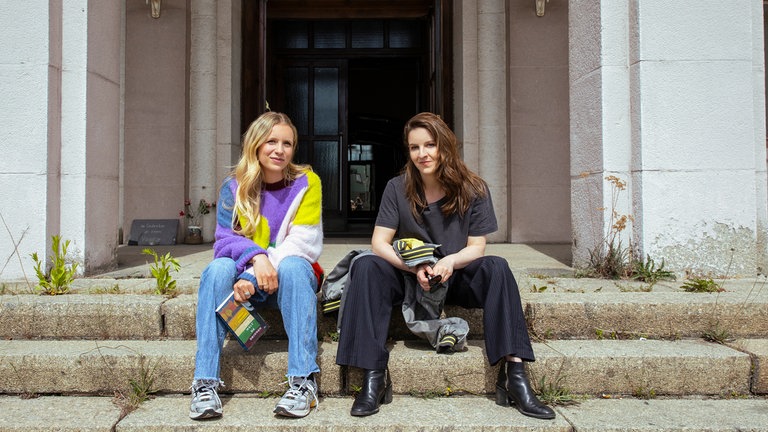 Helene Hegemann (re) trifft die Schauspielerin Lena Klenke (li.) in Bitterfeld. 