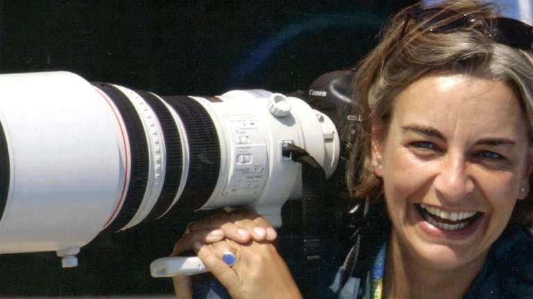 Die deutsche Fotografin Anja Niedringhaus bei den Olympischen Spielen 2004 in Athen