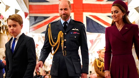 Prinz William in Begleitung von Prinzessin Catherine und Prinz George bei Feierlichkeiten zum VE-Day (Victory in Europe)