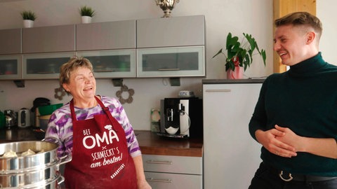 Oma Amalia (l.) und Enkel Richard Cwiertnia in der Hotelküche des Schwarzwälder Familienhotels