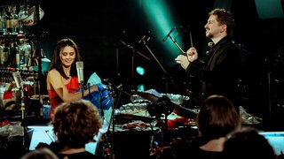 Foto von der Aufnahmesession des "Recycling Concerto" von Gregor A. Mayrhofer mit der Solistin Vivi Vassileva und dem Komponisten am Pult des SWR Symphonieorchesters