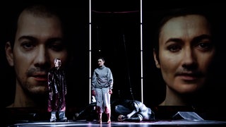 Probenfoto von "Malina" mit den Protagonisten Valer Sabadus (Malina) und Larisa Akbari (Ich)