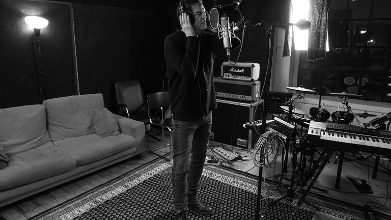 Sänger Campino, Frontmann der Toten Hosen, singt im Studio einen neuen Song ein
