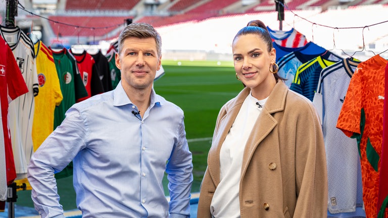 Esther Sedlaczek und Thomas Hitzlsperger machen sich auf eine lange WM-Reise. V.l.n.r.: Thomas Hitzlsperger, Ex-Profi und ARD-Experte, und Esther Sedlaczek, Moderatorin