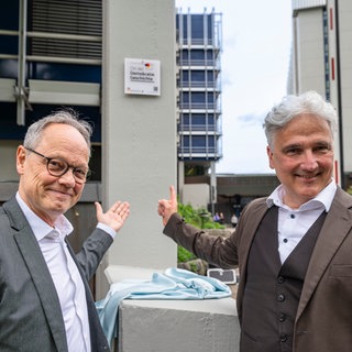 SWR als „Ort deutscher Demokratiegeschichte“ gewürdigt. Plakette am Funkhaus Stuttgart enthüllt, auch Baden-Baden und Mainz wurden ausgezeichnet