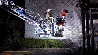 Die Feuerwehr beim Löschen eines Wohnungsbrandes