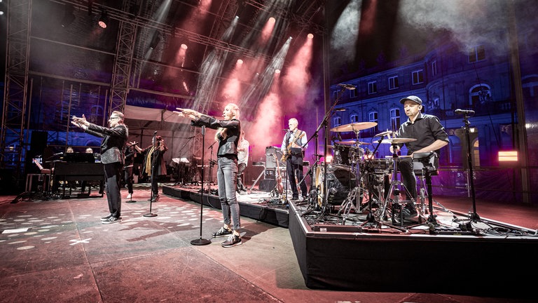 Das SWR1 Pop & Poesie Ensemble mit SWR1 Moderator Jochen Stöckle auf der Bühne