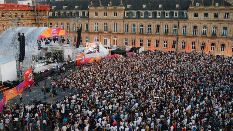 Blick auf die große Open-Air Bühne im Ehrenhof des Neuen Schlosses mit Publikum