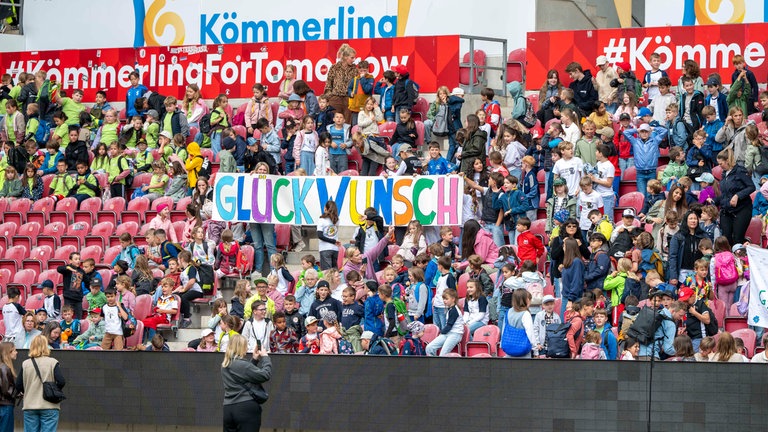 Kinder mit Glückwunsch-Schild